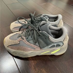 Authentic Mauve Yeezy boost 700 size 7